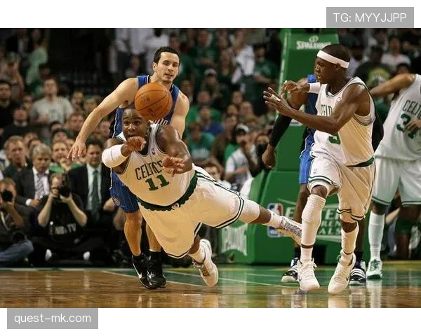 巴郎·戴维斯高效突破拉开进攻空档提升球队快攻节奏